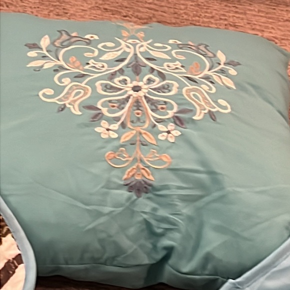 Two pillow shams and a decorative pillow - Picture 3 of 6